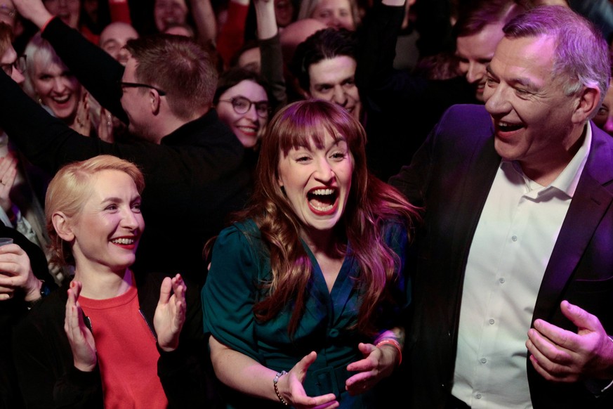 23.02.2025, Berlin: Ines Schwerdtner (Die Linke, l-r), Parteivorsitzende, Heidi Reichinnek (Die Linke), Spitzenkandidatin und Co-Vorsitzende der Bundestagsgruppe, und Jan van Aken (Die Linke), Parteiv ...