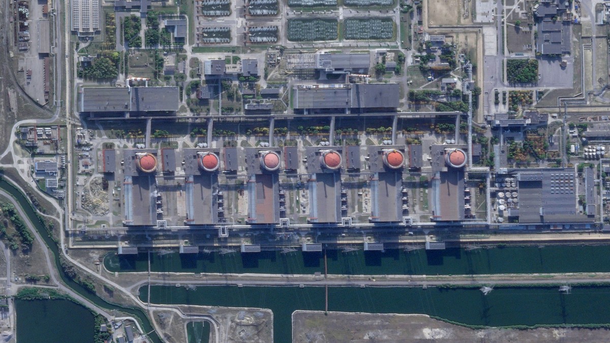 HANDOUT - 29.08.2022, Ukraine, Saporischschja: Dieses Satellitenbild von Planet Labs PBC zeigt das von russischen Truppen besetzte Kernkraftwerk Saporischschja. Experten der Internationalen Atomenergi ...
