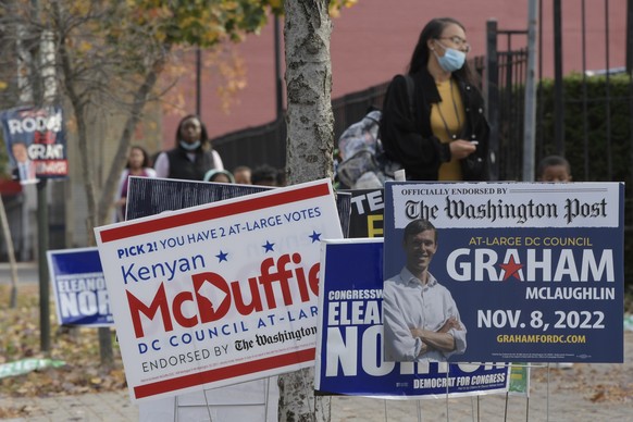 07.11.2022, USA, Washington: Wahlschilder der Kandidaten stehen vor dem Columbia Hight Community Center. Am 8. November finden in den USA die Zwischenwahlen (Midterms) statt, die über die Kontrolle de ...