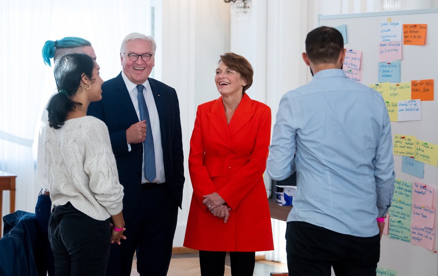 07.10.2021, Berlin: Bundespr�sident Frank-Walter Steinmeier und seine Frau Elke B�denbender unterhalten sich beim Aktionstag �Takeover Bellevue� im Schloss Bellevue mit Teilnehmern der verschiedenen W ...