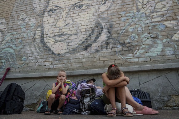 dpatopbilder - 23.08.2024, Ukraine, Pokrowsk: Menschen warten auf die Evakuierung. Die ukrainischen Streitkräfte haben nach eigenen Angaben Dutzende Angriffe russischer Truppen abgewehrt. Absoluter Br ...