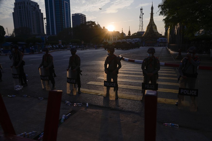 February 7, 2021, Yangon, Myanmar: Riot police block street outside City Hall downtown Yangon for a protest against the military coup. Yangon Myanmar - ZUMAh106 20210207_zaf_h106_011 Copyright: xThetx ...