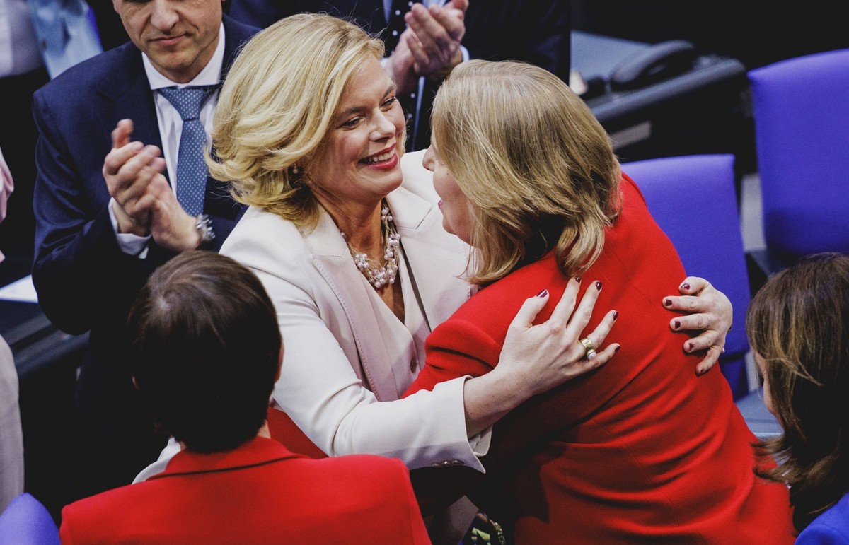 Julia Kloeckner, neue Bundestagspraesidentin, und Baerbel Bas, Mitglied des Deutschen Bundestages SPD, aufgenommen im Rahmen der Konstituierenden Sitzung des 21. Deutschen Bundestages in Berlin, 25.03 ...