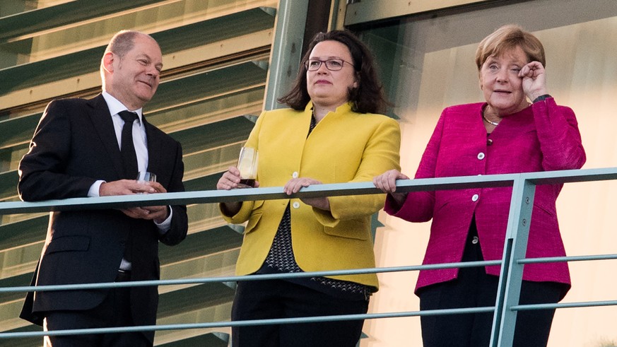 26.06.2018, Berlin: Olaf Scholz (SPD, l-r), Bundesfinanzminister, Andrea Nahles, Vorsitzende der Sozialdemokratischen Partei Deutschlands (SPD), und Bundeskanzlerin Angela Merkel (CDU) stehen vor dem  ...