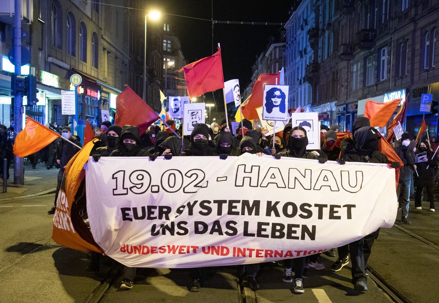 18.02.2022, Hessen, Frankfurt/Main: Gegen Rechtsextremismus protestieren die Teilnehmer eines Demonstrationszuges in der Innenstadt von Frankfurt am Main im Vorfeld des zweiten Jahrestages der rassist ...