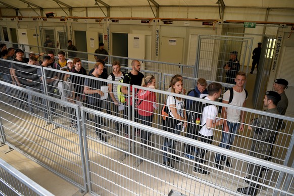 Kuriose Szenen: Engagierte Darsteller mimen "Fremde" in einer Registrierstrasse im Rahmen eine geprobten Grenzschutz-Übung. 
