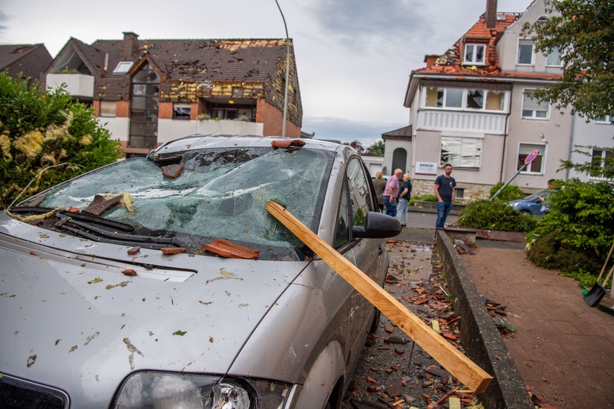 20.05.2022, Nordrhein-Westfalen, Paderborn: Eine Dachlatte steckt in der Windschutzscheibe eines parkenden Autos. Ein Unwetter hat auch in Paderborn gro