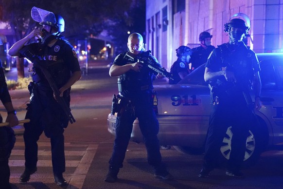 Polizisten stehen an einer Kreuzung in Louisville, nachdem ein Polizist bei Protesten gegen die umstrittene Justizentscheidung angeschossen wurde.