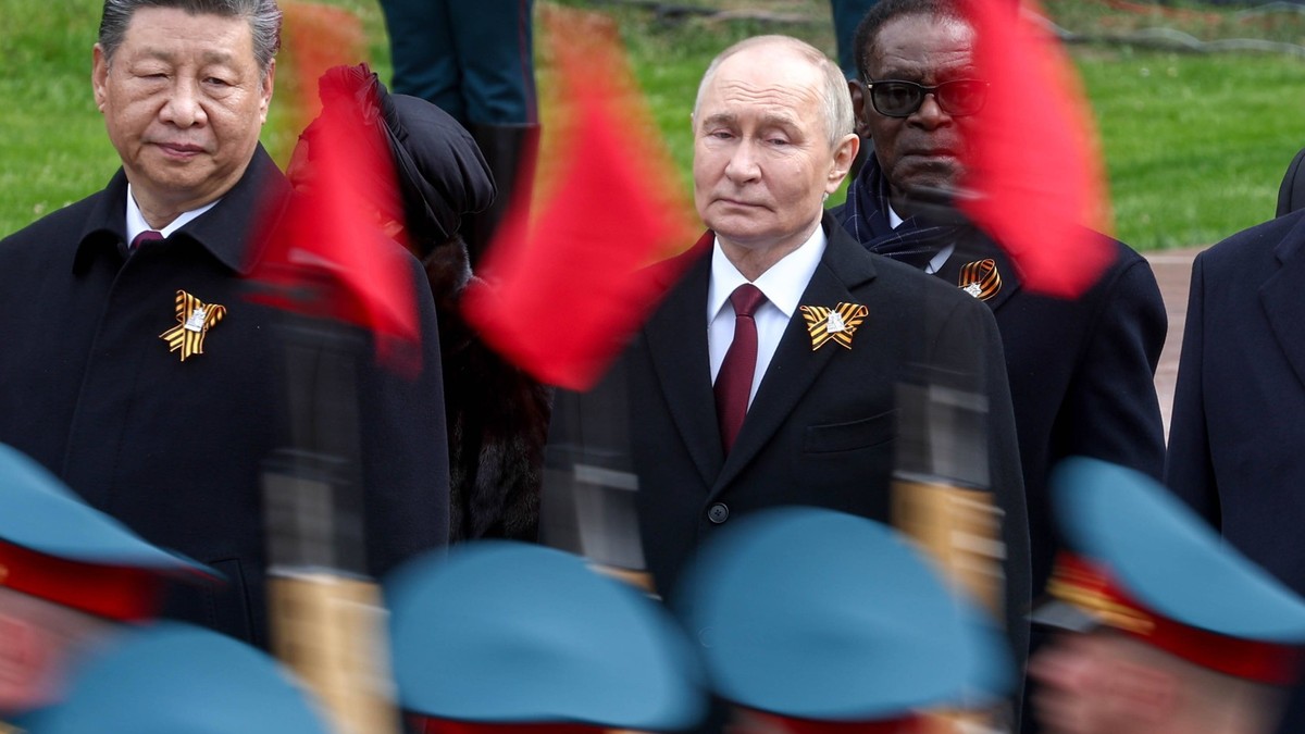 RUSSIA, MOSCOW - MAY 9, 2025: China s President Xi Jinping, Russia s President Vladimir Putin, and Tajikistan s President Emomali Rahmon L-R back attend a ceremony to lay flowers at the Tomb of the Un ...