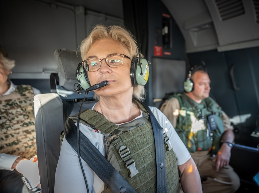 16.12.2022, Mali, Gao: Christine Lambrecht (SPD), Verteidigungsministerin, sitzt mit Schutzweste im Cockpit eines A400M Transportflugzeugs der Bundeswehr auf dem Flug von Gao nach Niamey im Niger. Lam ...