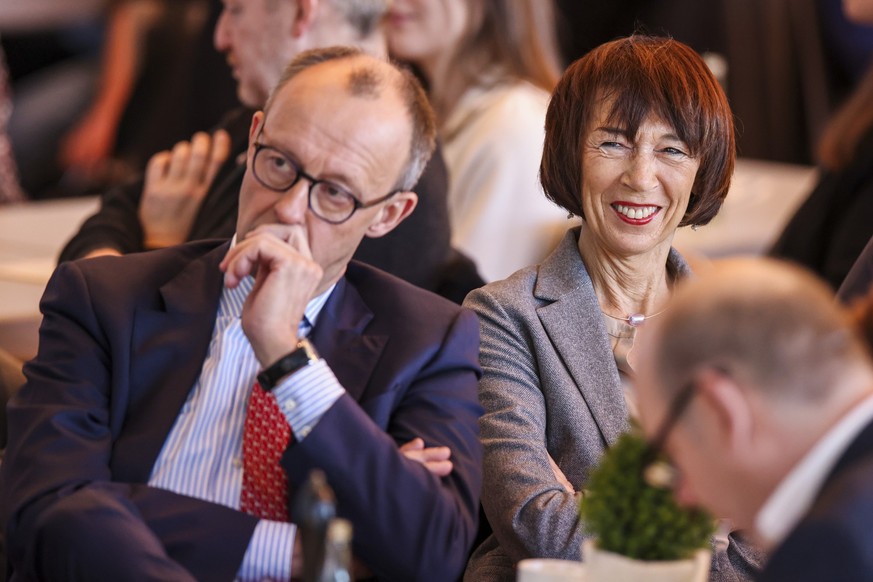 dpatopbilder - 30.11.2024, Schmallenberg: Der Unionskanzlerkandidat Friedrich Merz (l) und seine Ehefrau Charlotte Merz bei seiner Nominierung als CDU-Direktkandidat für den Bundestagswahlkreis Hochsa ...