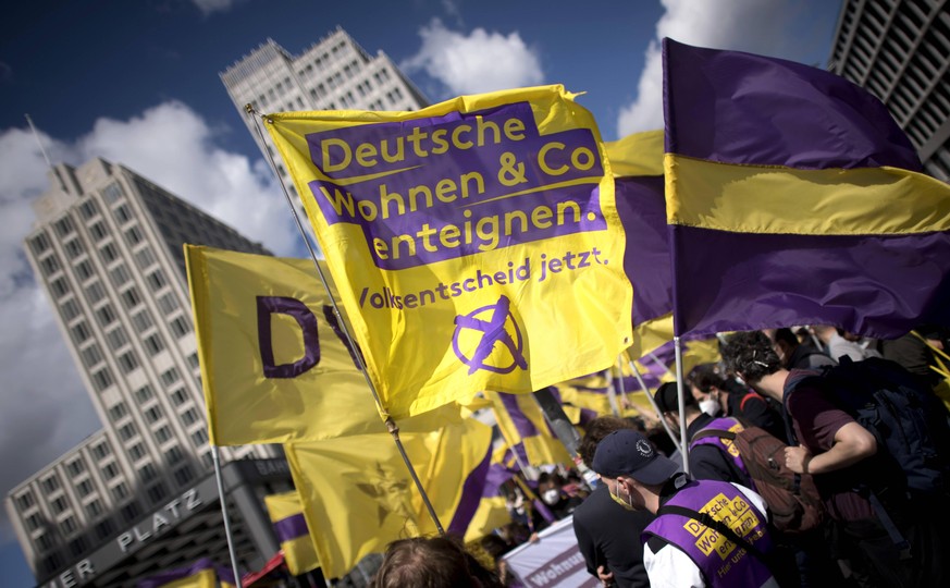 Mietendemo DEU, Deutschland, Germany, Berlin, 11.09.2021 Demonstranten der Initiative Volksentscheid Deutsche Wohnen und Co enteignen auf der Demonstration von Mieterorganisationen und politischen Ini ...