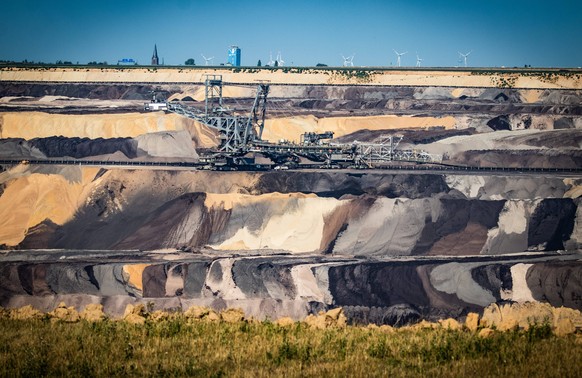 RWE stoppen Rote Linie gegen Konzernmacht Aktion in Lützerath Blick auf den Braunkohletagebau. Am 20.8.2022 versammelten sich Klima-Aktivist*innen in Lützerath zu einer vom globalisierungskritischen N ...