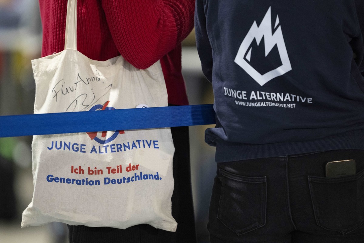 ARCHIV - 12.01.2025, Sachsen, Riesa: Teilnehmer des AfD-Bundesparteitags in Riesa mit einem Stoffbeutel bzw. Pullover mit dem Logo der AfD-Jugendorganisation «Junge Alternative» (JA). (zu dpa: «Junge  ...