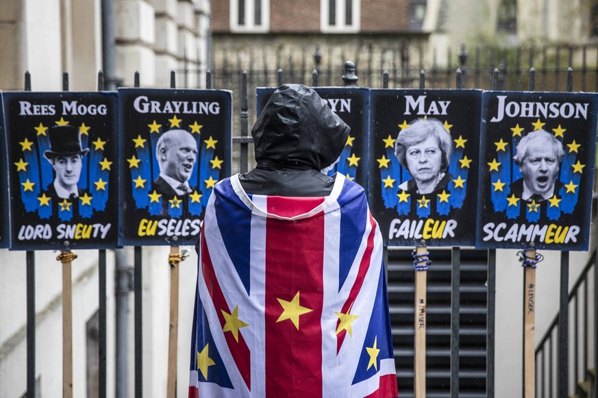 News Bilder des Tages April 2, 2019 - London, London, UK - London, UK. An anti-Brexit protester opposite Parliament as rain falls over London. Prime Minister Theresa May is chairing a Cabinet meeting  ...