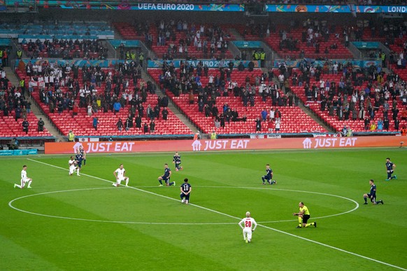 Einmütige Geste: Die Spieler Englands und Schottlands vor der Partie gegeneinander im Londoner Wembley-Stadion. 
