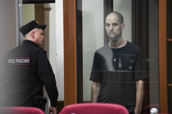 19.07.2024, Russland, Jekaterinburg: Der Wall Street Journal-Reporter Evan Gershkovich (r) hört sich das Urteil in einem Glaskäfig des Gerichtssaals im Justizpalast an. Ein russisches Gericht hatte Ge ...