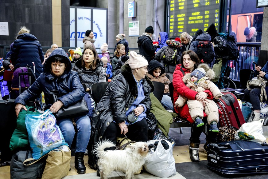 09.03.2022, Polen, Krakau: Ukrainische Fl�chtlinge warten in einer Halle, nachdem sie am Hauptbahnhof in Krakau angekommen sind, da bereits mehr als eine Million Menschen aus der Ukraine nach Polen ge ...