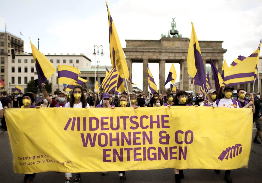 Mietendemo DEU, Deutschland, Germany, Berlin, 11.09.2021 Demonstranten der Initiative Volksentscheid Deutsche Wohnen und Co enteignen auf der Demonstration von Mieterorganisationen und politischen Ini ...