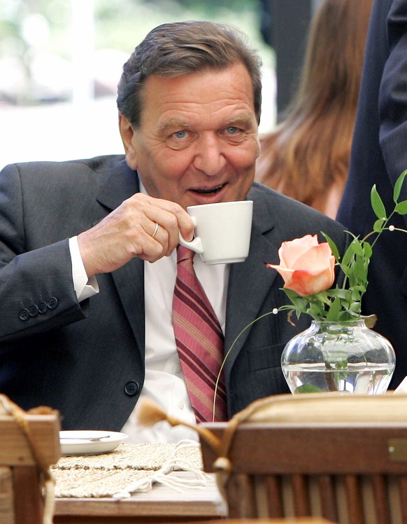Männerfreunde back to back. Hier trinkt Ex-Kanzler Gerhard Schröder aus einem schlichten, aber stabilen Modell.