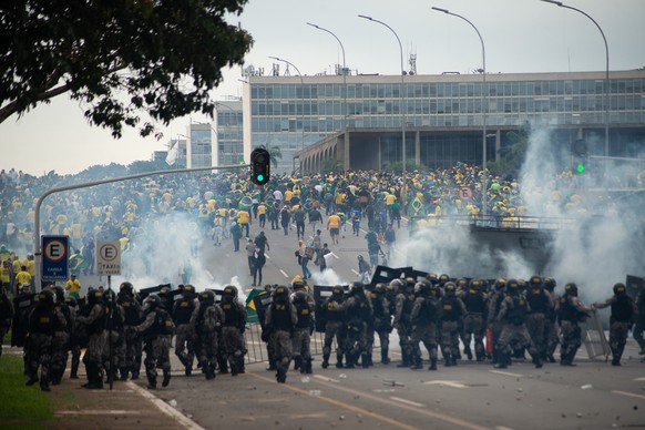 Anhänger:innen des Ex-Präsidenten Bolsonaro geraten in Brasilien mit Ordnungskräften aneinander.