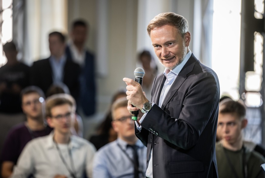 24.08.2023, Berlin: Finanzminister Christian Lindner (FDP) spricht bei einem Schüler-Workshop zu Finanzfragen wie Rente und Altersvorsorge. Die Veranstaltung der Initiative für wirtschaftliche Jugendb ...