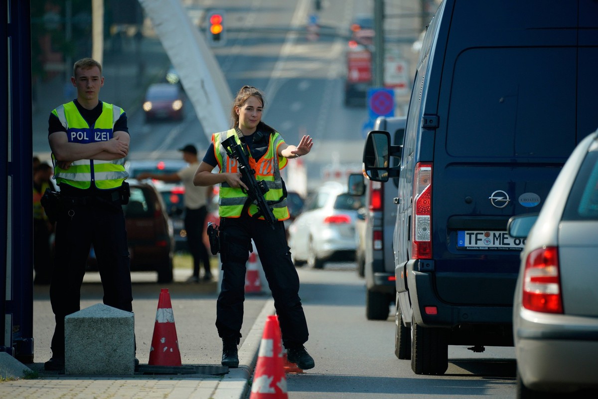 Poland Reinstates Border Controls Police are seen at a border post in this file photo taken on 17 September, 2024 in Frankfurt an der Oder, Germany. Frankfurt an der Oder Germany PUBLICATIONxNOTxINxFR ...