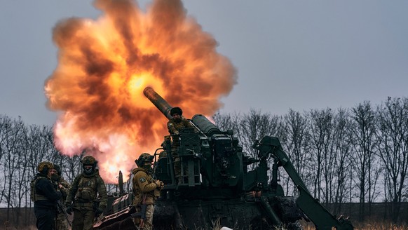 16.12.2022, Ukraine, Bachmut: Ukrainische Soldaten feuern eine Pion (M-1975) Kanonenhaubitze auf russische Stellungen. Foto: Libkos/AP/dpa +++ dpa-Bildfunk +++