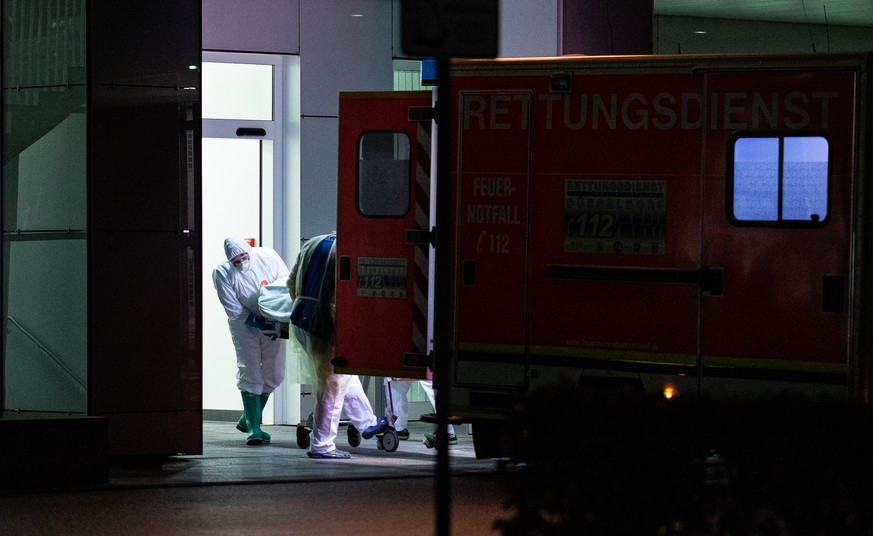 Mitarbeiter aus dem Leber- und Infektionszentrum des Universitätsklinikum in Düsseldorf nehmen den ersten mit dem Coronavirus Infizierten in NRW in Empfang.