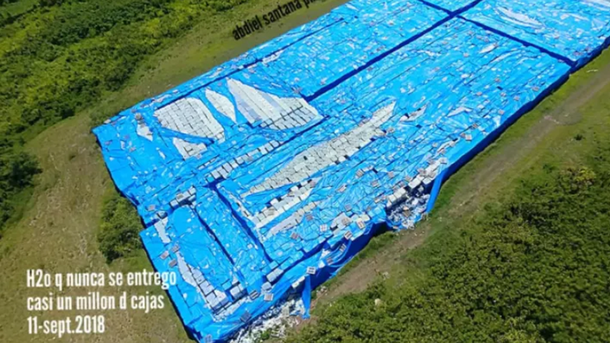 Tausende Wasser-Paletten vergammelten unter der heißen Sonne Purto Ricos