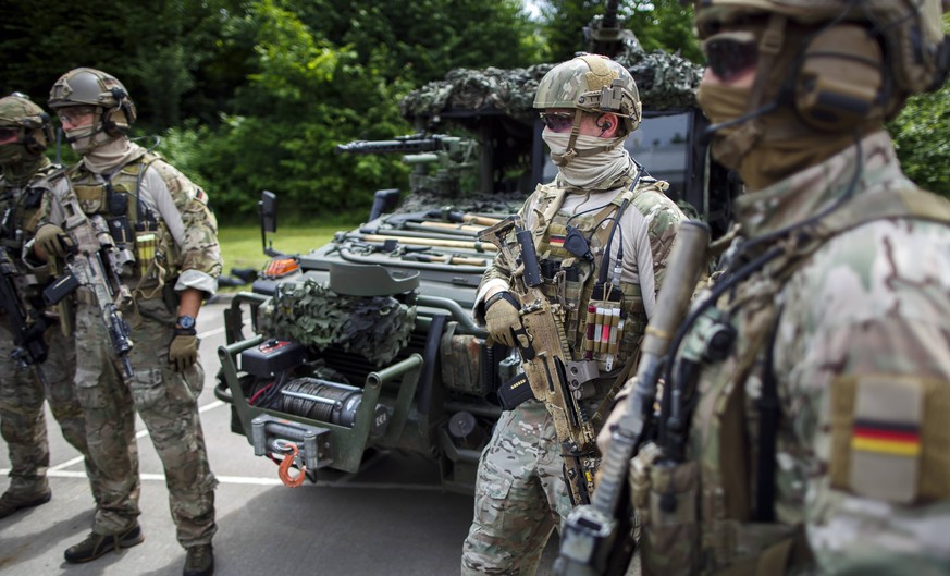 Soldaten des Kommando Spezialkraefte ( KSK 9. Calw, 14.07.2014. Calw Deutschland PUBLICATIONxINxGERxSUIxAUTxONLY Copyright: xThomasxTrutschelx

Soldiers the Command Spezialkraefte KSK 9 Calw 14 07 2 ...