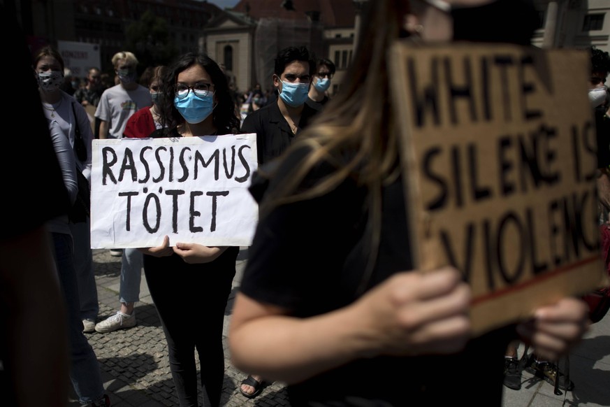 No to Racism - Black Lives Matter DEU, Deutschland, Germany, Berlin, 04.07.2020 Demonstranten mit Schild Rassismus Toetet auf der Kundgebung und Demonstration gegen Rassismus und Polizeigewalt unter d ...