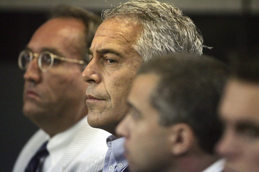 July 8, 2019 - USA - Jeffrey Epstein (center) is shown in a Palm Beach County courtroom on July 30, 2008, where he pleaded guilty to two prostitution charges. USA PUBLICATIONxINxGERxSUIxAUTxONLY - ZUM ...