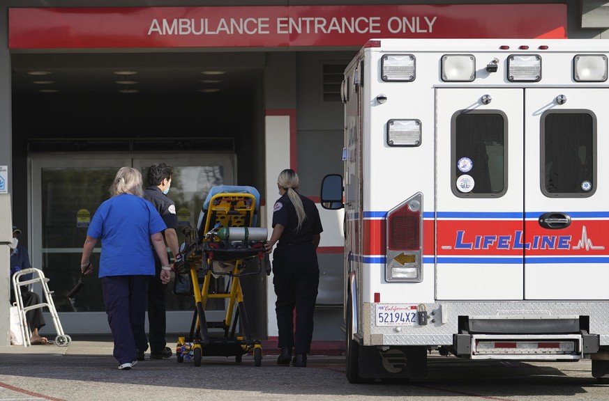 05.01.2021, USA, Los Angeles: Ein Krankenwagen kommt am CHA Hollywood Presbyterian Medical Center an. In S