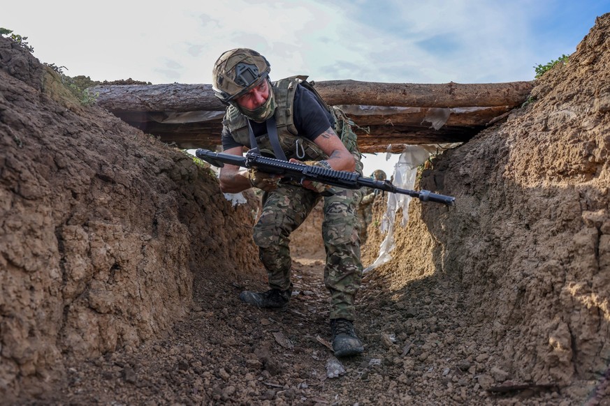 RUSSIA, KHERSON REGION - OCTOBER 9, 2024: A serviceman of an assault squad of the Dnepr Group of the Russian Armed Forces practices attacking the enemy s dug-in position. Alexei Konovalov/TASS PUBLICA ...