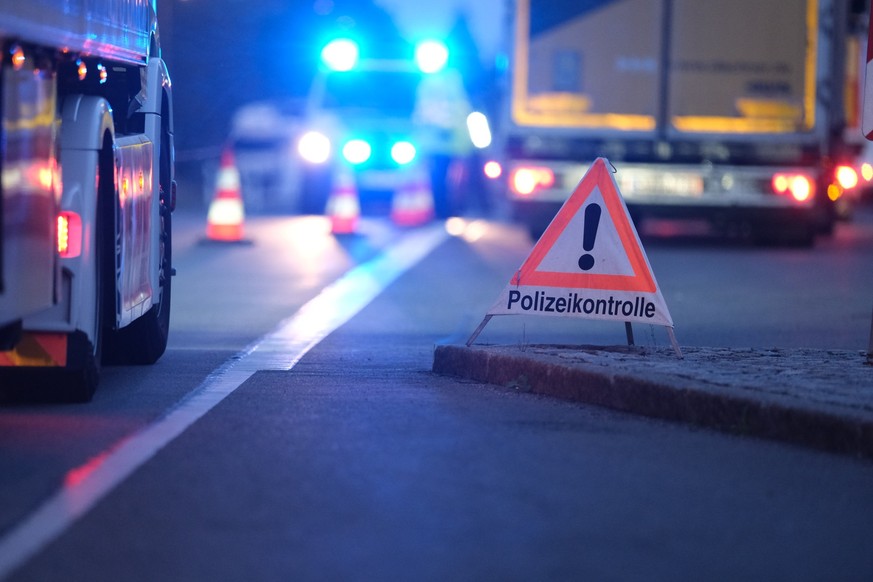 17.10.2023, Sachsen, Reitzenhain: Ein Verkehrshinweis &quot;Polizeikontrolle&quot; steht an einer Straße nahe der deutsch-tschechischen Grenze. Seit Montag (16.10.2023) sind vorübergehend Kontrollen a ...