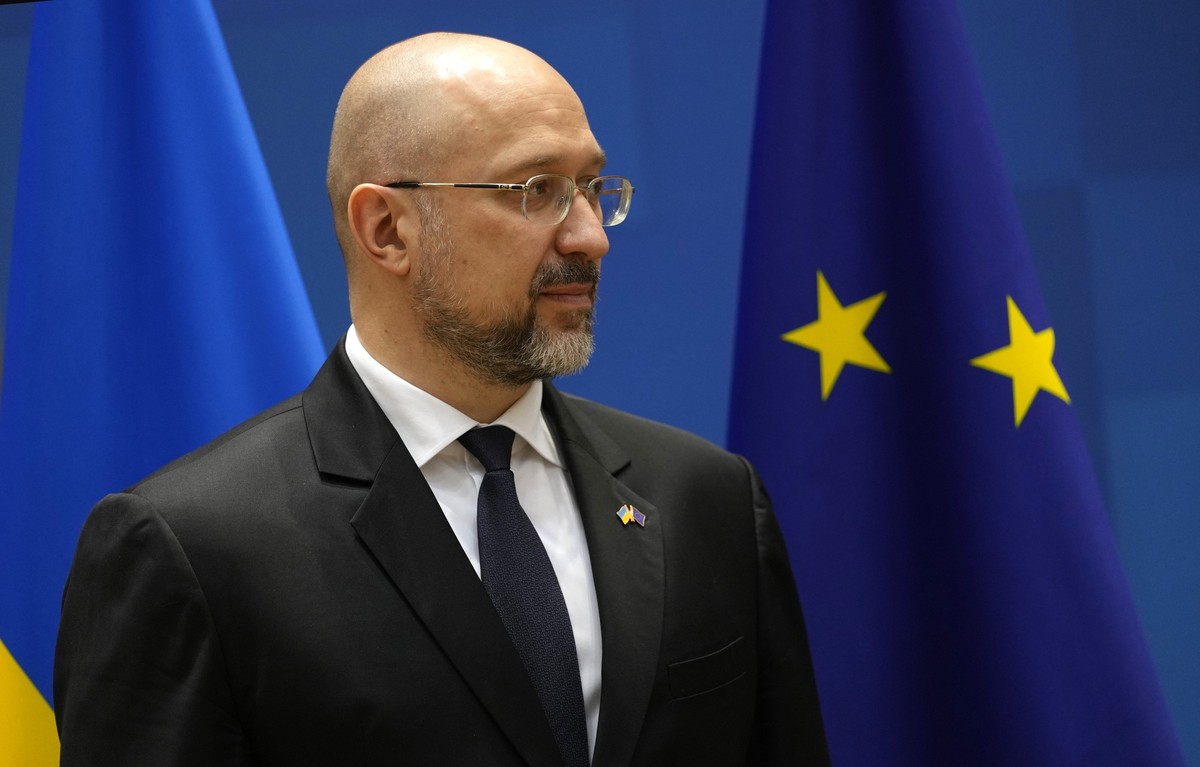 05.09.2022, Belgien, Br�ssel: Denys Schmyhal, Ministerpr�sident der Ukraine, wartet auf den Beginn des Assoziationsrates EU-Ukraine im Europ�ischen Rat. Thema sind u.a. der Stand der Zusammenarbeit zw ...
