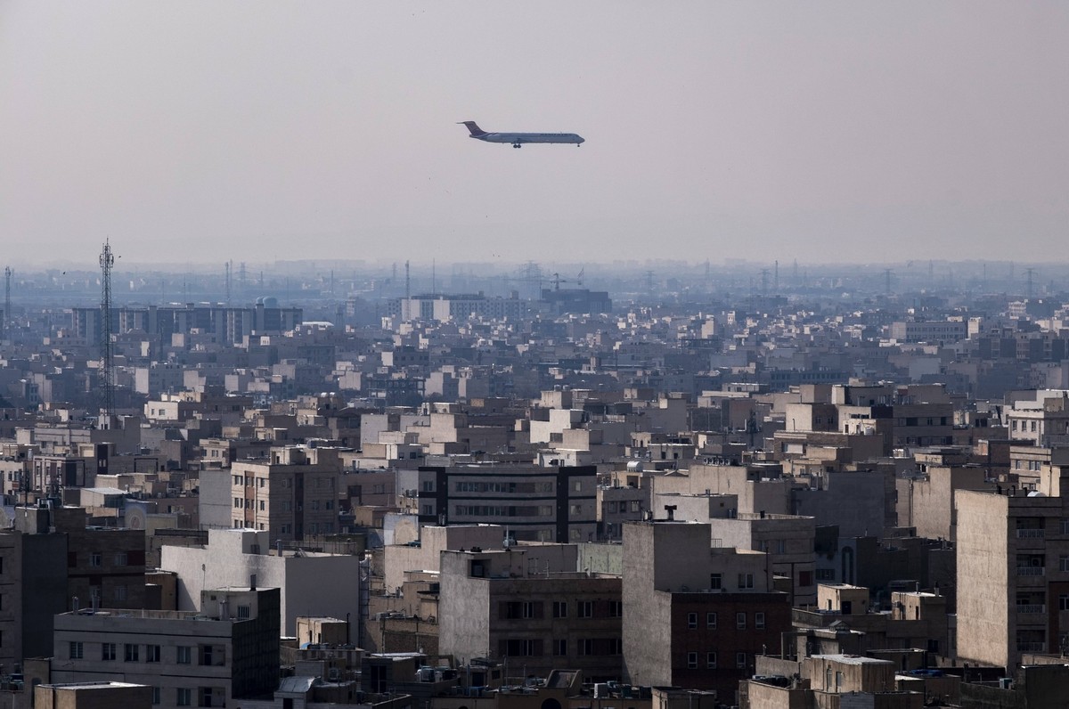 Daily LIfe In Tehran, Iran A view of western Tehran, Iran, as an airliner lands, on February 10, 2025. Tehran Tehran Iran PUBLICATIONxNOTxINxFRA Copyright: xMortezaxNikoubazlx originalFilename: nikoub ...