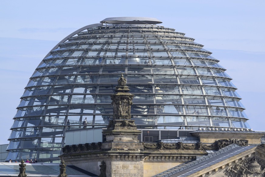 Blick vom Kanzleramt auf die Reichstagskuppel, Bundestag, militaerische Ehren zur Begruessung des Staatspraesidenten der Republik Frankreich, Emmanuel Macron, und des Ministerpraesidenten der Republik ...