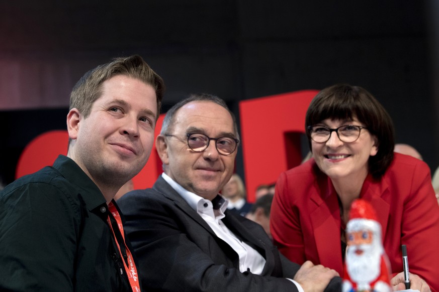 SPD Party Congress DEU, Deutschland, Germany, Berlin, 06.12.2019 Kevin Kuehnert, Bundesvorsitzender der Jusos SPD, Norbert Walter-Borjans und Saskia Esken v.l.n.r., bei Ihrer Wahl als Parteivorsitzend ...