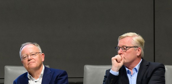 26.09.2022, Niedersachsen, Hannover: Stephan Weil (l, SPD), Ministerpr�sident Niedersachsen, und Bernd Althusmann (CDU), Wirtschaftsminister Niedersachsen, sitzen bei einer Diskussionsrunde von &quot; ...