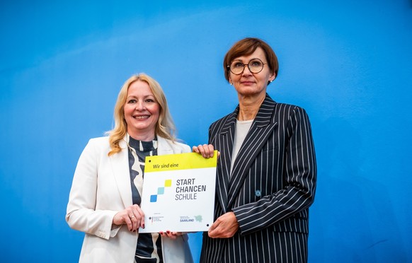 04.06.2024, Berlin: Bettina Stark-Watzinger (FDP, r), Bundesministerin für Bildung und Forschung, steht nach der Unterzeichnung des Startchancen-Programms neben Christine Streichert-Clivot (SPD), Präs ...