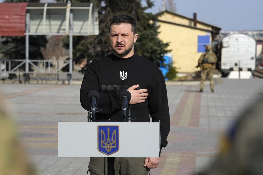 29.03.2023, Ukraine, Ochtyrka: Wolodymyr Selenskyj, Präsident der Ukraine, singt die Nationalhymne während eines Besuchs des Bahnhofs in Trostianets. Foto: Efrem Lukatsky/AP/dpa +++ dpa-Bildfunk +++