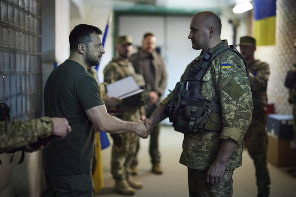 Hier ehrt Präsident Wolodymyr Selenskyj einen Soldaten für seinen Einsatz im Donbass.