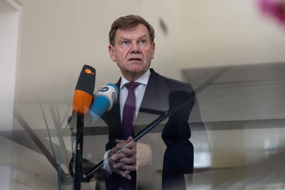 15.06.2025, Oman, Maskat: Johann Wadephul (CDU), Bundesaußenminister, spricht auf einer Pressekonferenz in der Residenz des deutschen Botschafters in Maskat. (zu dpa: «Wadephul: Leichter Optimismus na ...