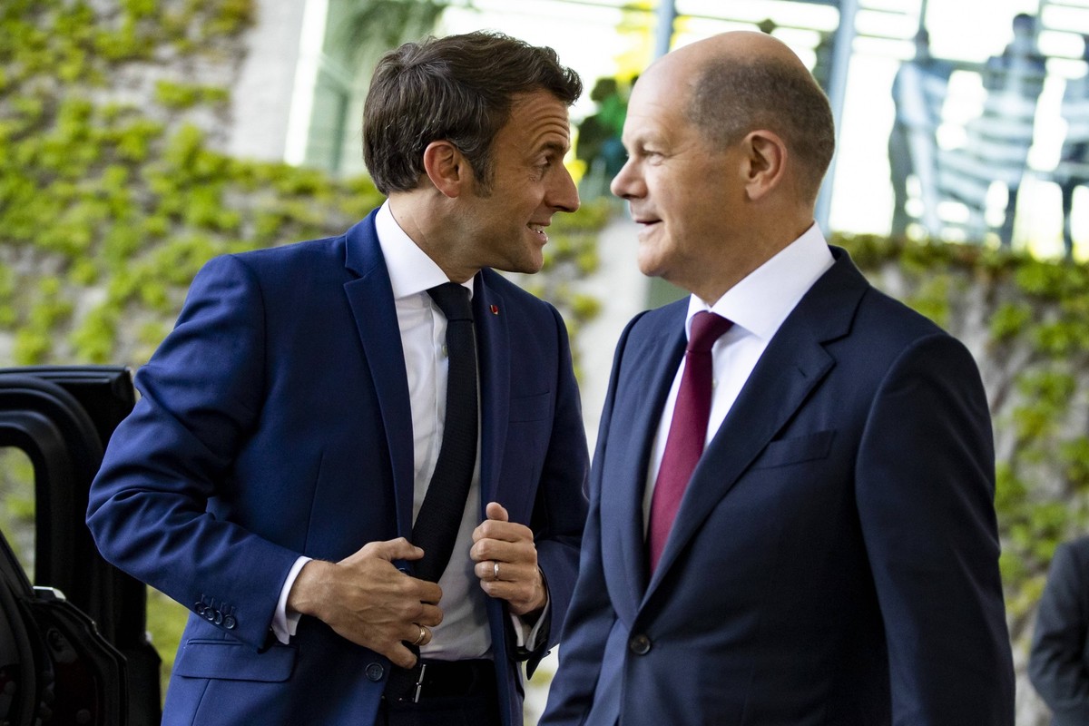 President Emmanuel Macron Meets Chancellor Scholz In Berlin German Chancellor Olaf Scholz greets French President Emmanuel Macron upon his arrival at the Chancellery in Berlin, Germany on May 9, 2022. ...