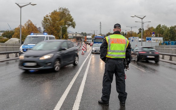 Freilassing 14.10.2015, Grenzuebergang Freilassing - Salzburg, GER, Fluechtlingskrise in der EU, im Bild Grenzkontrolle der Polizei bei ankommenden Fahrzeugen aus Oesterreich // incoming cars from Aus ...