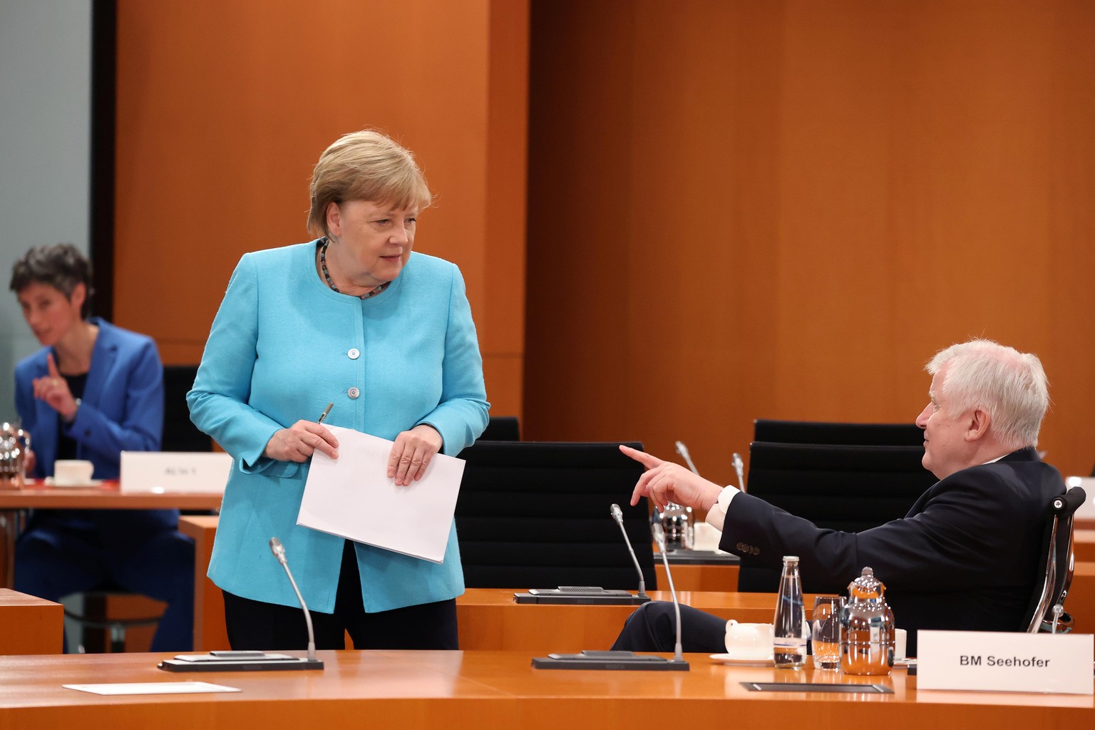 10.06.2020, Berlin: Bundesinnenminister Horst Seehofer (CSU) spricht mit Bundeskanzlerin Angela Merkel (CDU) vor der wöchentlichen Kabinettssitzung im Bundeskanzleramt. Foto: Fabrizio Bensch/reutse-Po ...