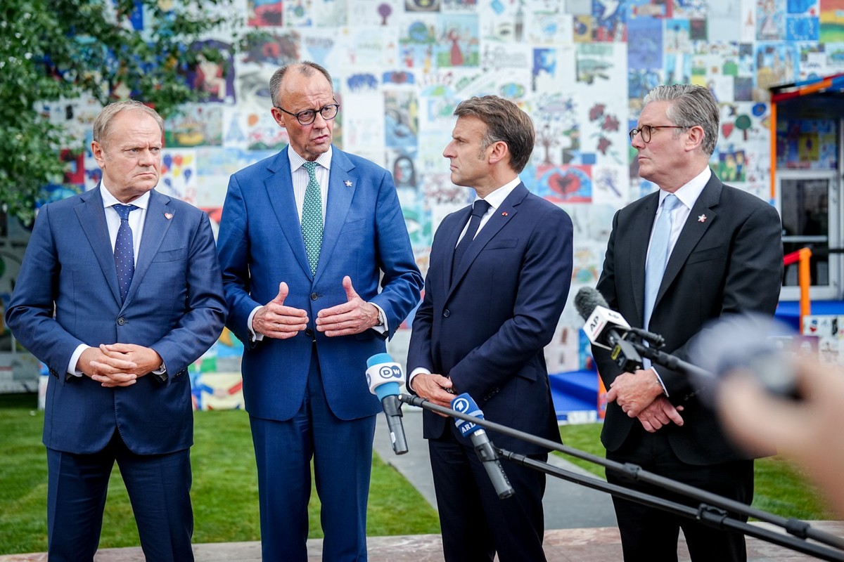 ARCHIV - 16.05.2025, Albanien, Tirana: Donald Tusk (l-r), Ministerpräsident von Polen, Bundeskanzler Friedrich Merz (CDU), Frankreichs Präsident Emmanuel Macron und Keir Starmer, Premierminister von G ...