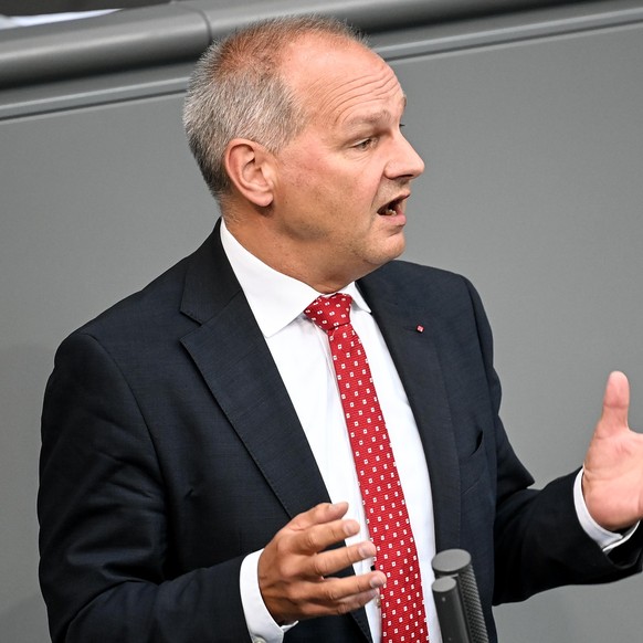 Mathias Stein (SPD) spricht bei der 172. Sitzung des Bundestags. Debattiert wird über die Beschleunigung von Investitionen.